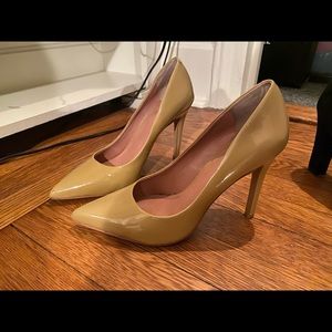 Vince Camuno patent leather pumps